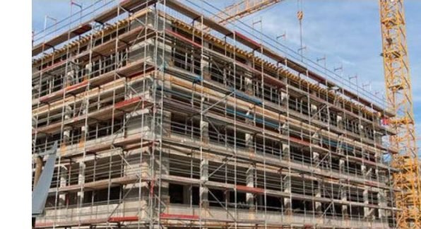 Immeuble en construction avec échafaudages