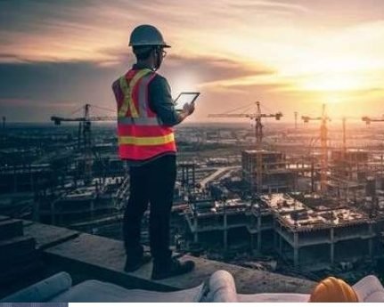Ingénieur supervisant un chantier